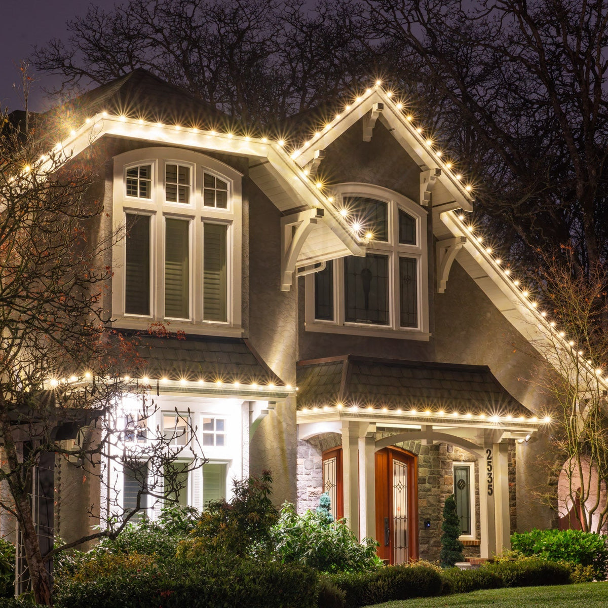 https://bigstarlights.ca/cdn/shop/articles/Commercial-Lights-G30-Warm-White-Close-Up-Shot-Peak-Residential-Roofline-Victoria.jpg?crop=center&height=1200&v=1738286680&width=1200